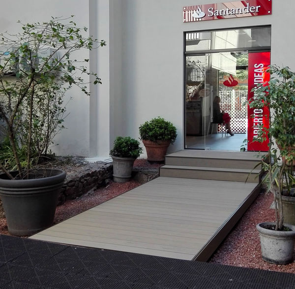 Imagen de Deck acceso sucursal banco Santander UCUDAL
